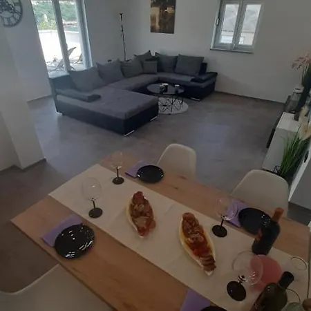 Petar I Luka דירה באקר